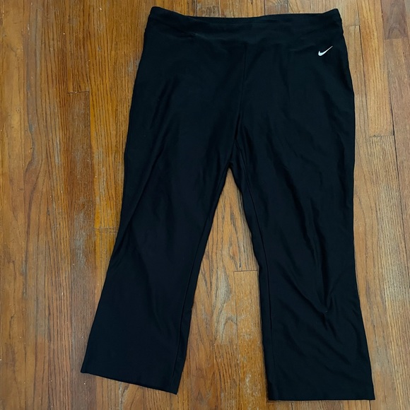 Black Nike Cropped Yoga Pants size L - Picture 1 of 3